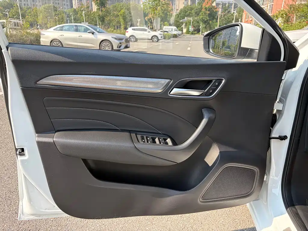 Roewe i6 Classic — миниатюра 13