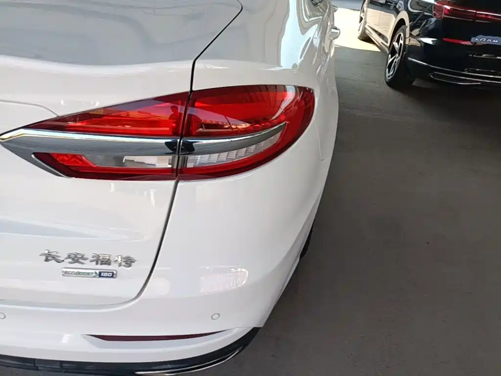 Ford Mondeo — миниатюра 8