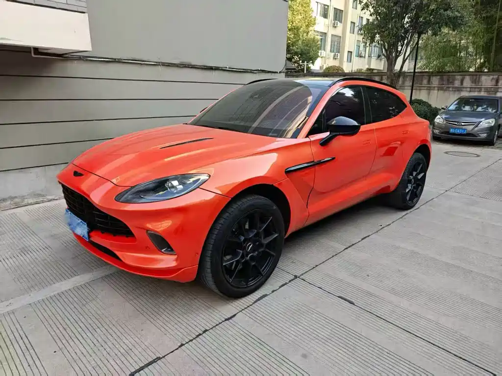 ASTON MARTIN DBX