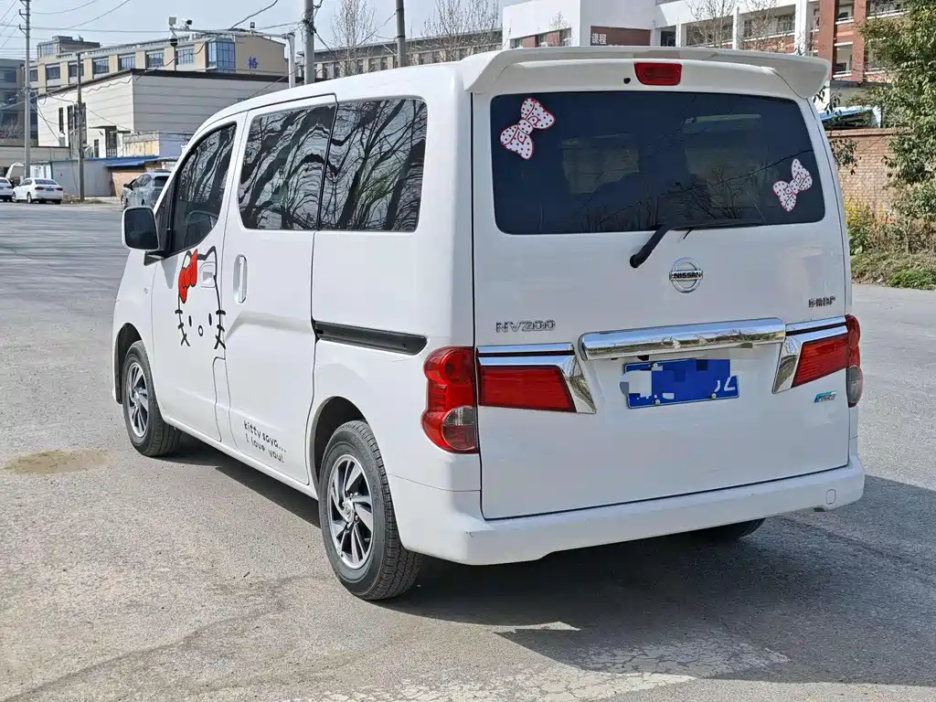NISSAN NV200
