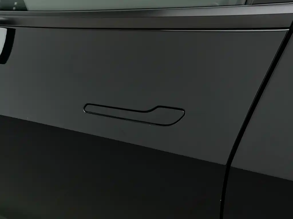 Tesla Model Y — миниатюра 18