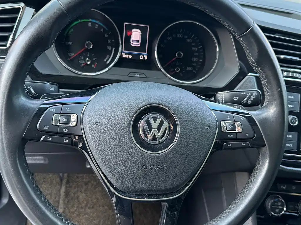Volkswagen Tiguan L PHEV — миниатюра 8