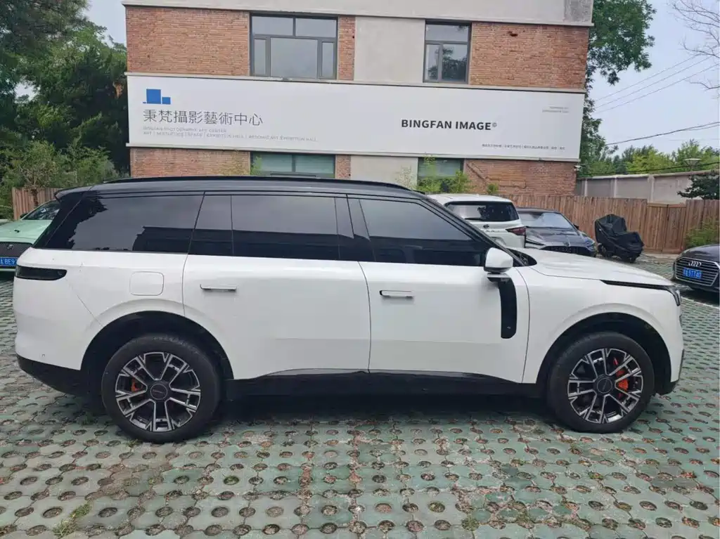 Lynk & Co 900 — миниатюра 3