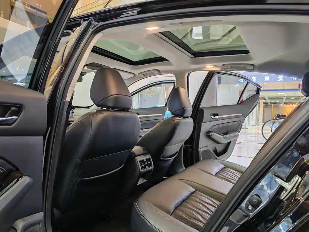 Nissan Altima 2025 2.0L SV Black Gold