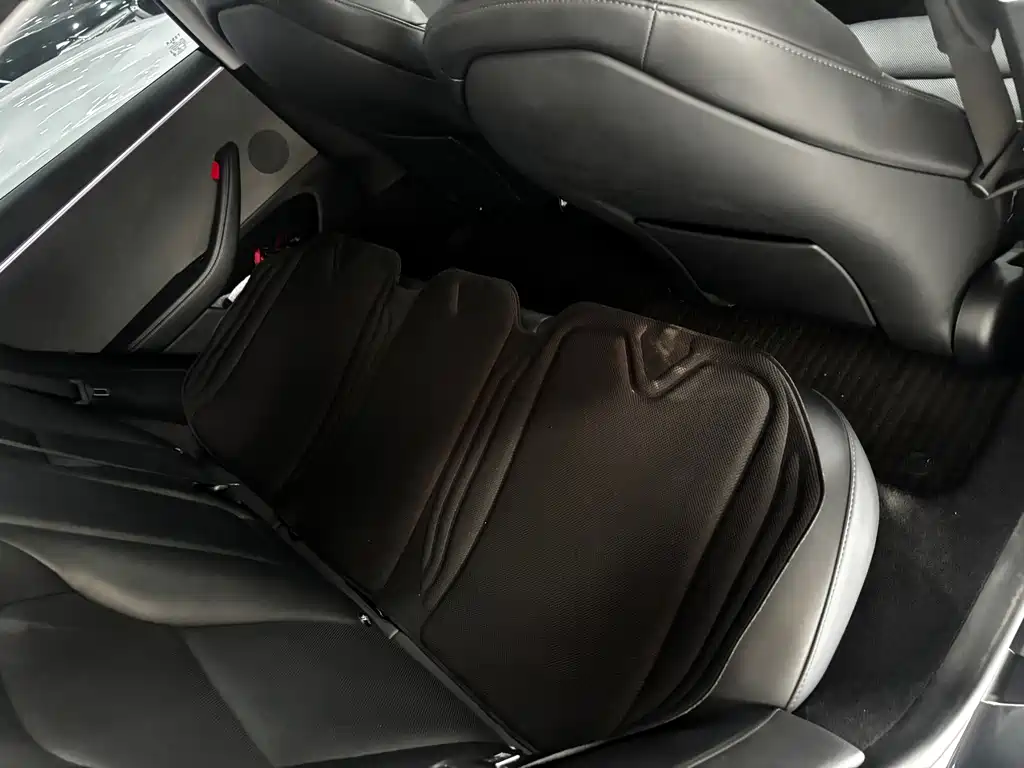 Tesla Model 3 — миниатюра 10