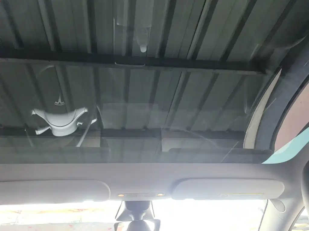 Tesla Model Y — миниатюра 18