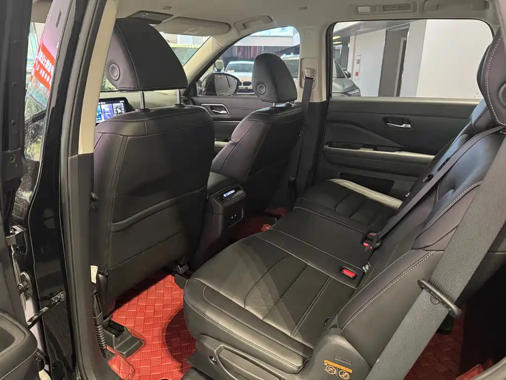 NISSAN EXPLORING THE LAND