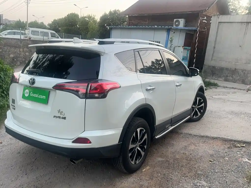 Toyota RAV4 — миниатюра 6