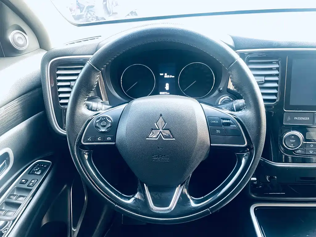 MITSUBISHI OUTLANDER