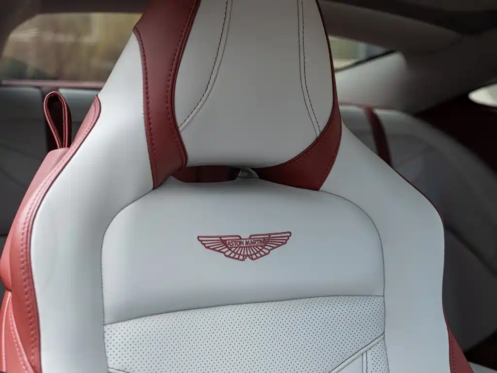 Aston Martin DBS — миниатюра 18