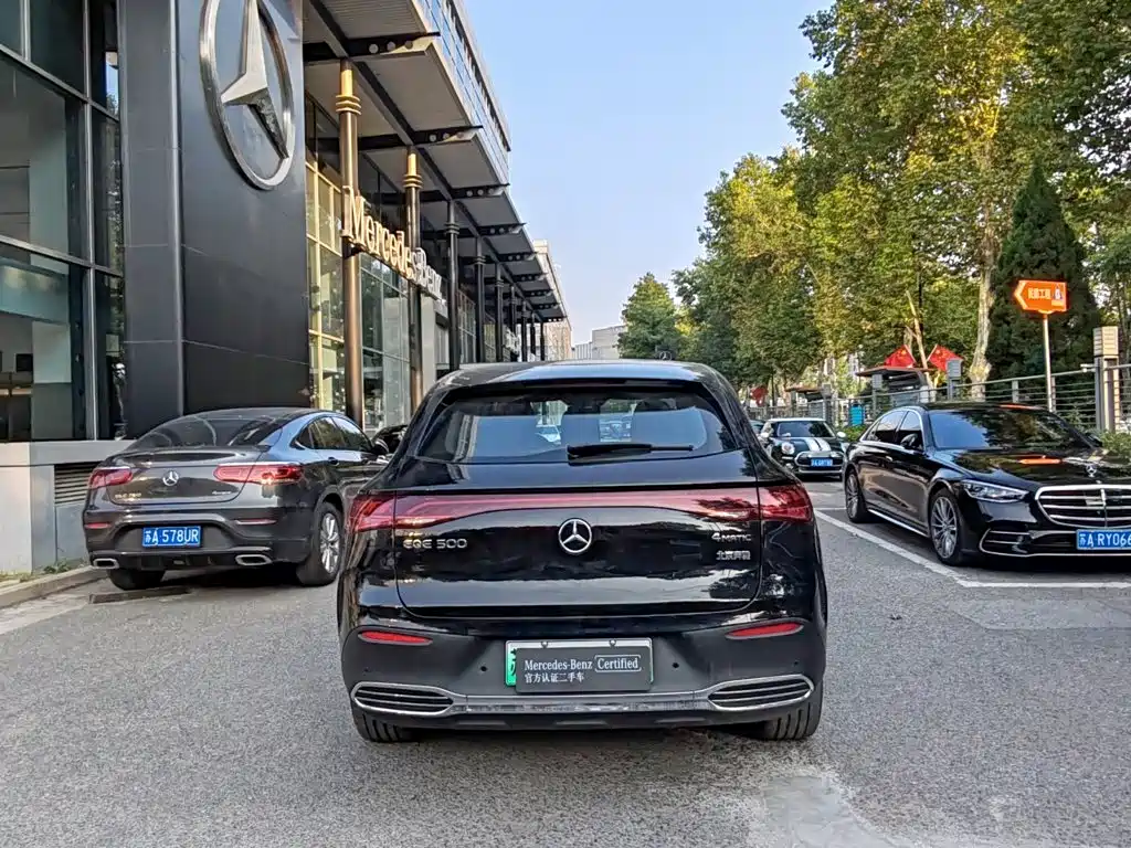 Mercedes-Benz EQE SUV — миниатюра 16