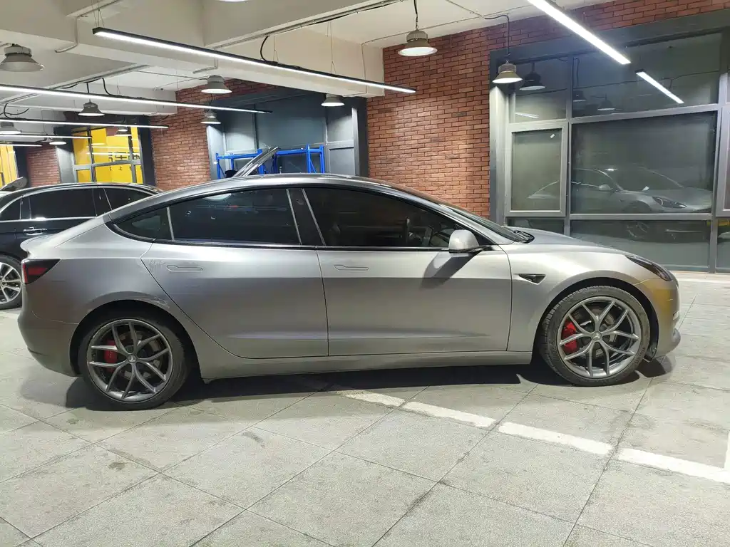 Tesla Model 3 — миниатюра 5