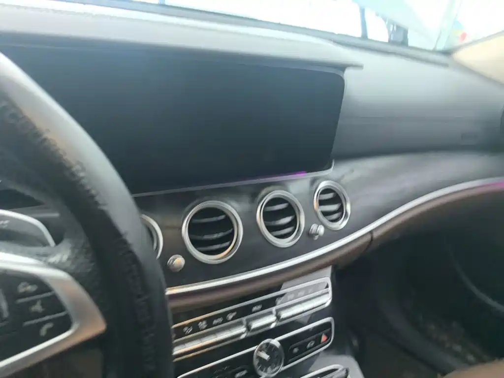 Mercedes-Benz E-Class — миниатюра 13