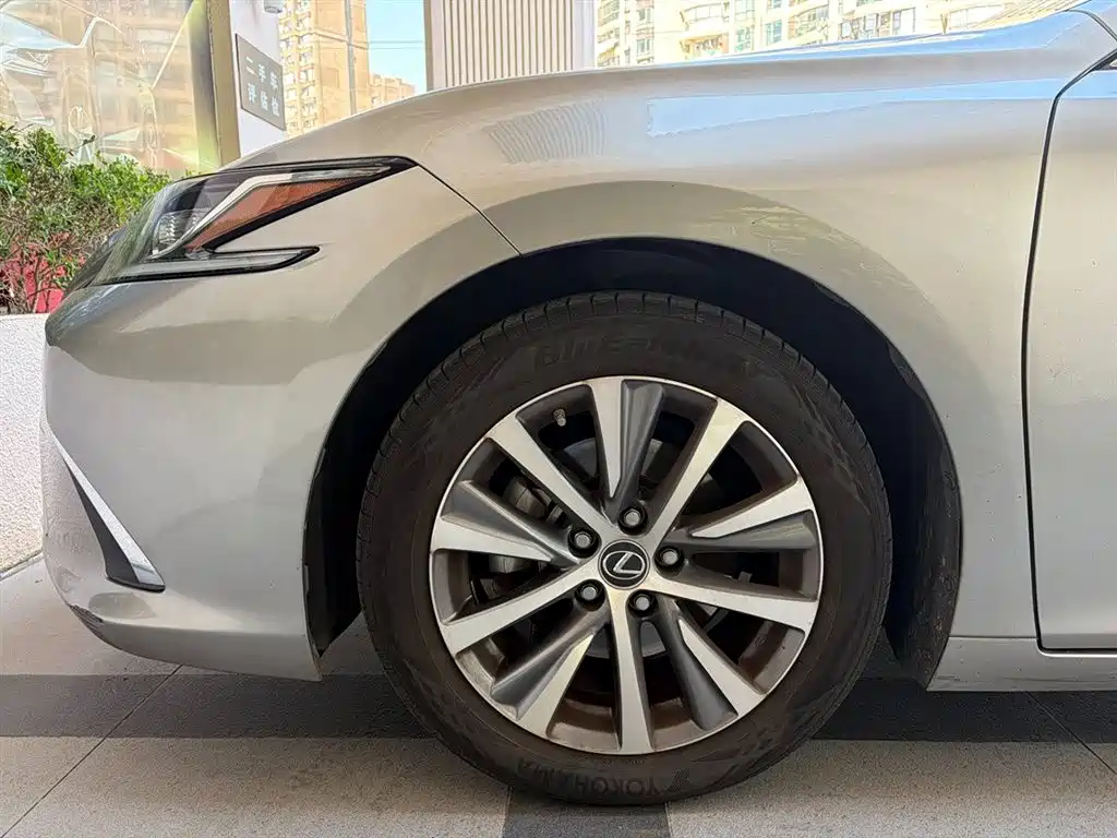 Lexus ES — миниатюра 11
