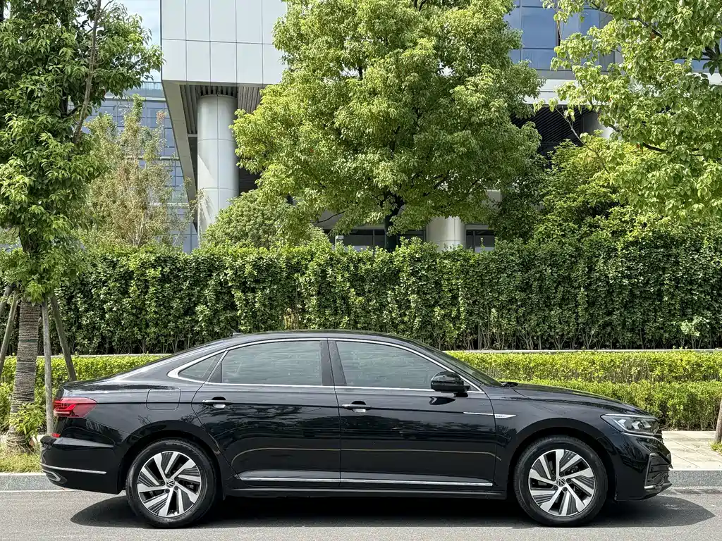Volkswagen Passat PHEV — миниатюра 8