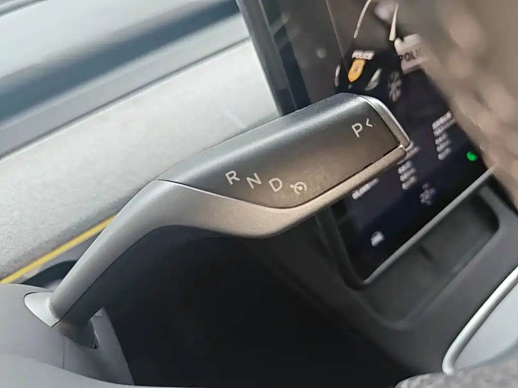 Tesla Model Y — миниатюра 14