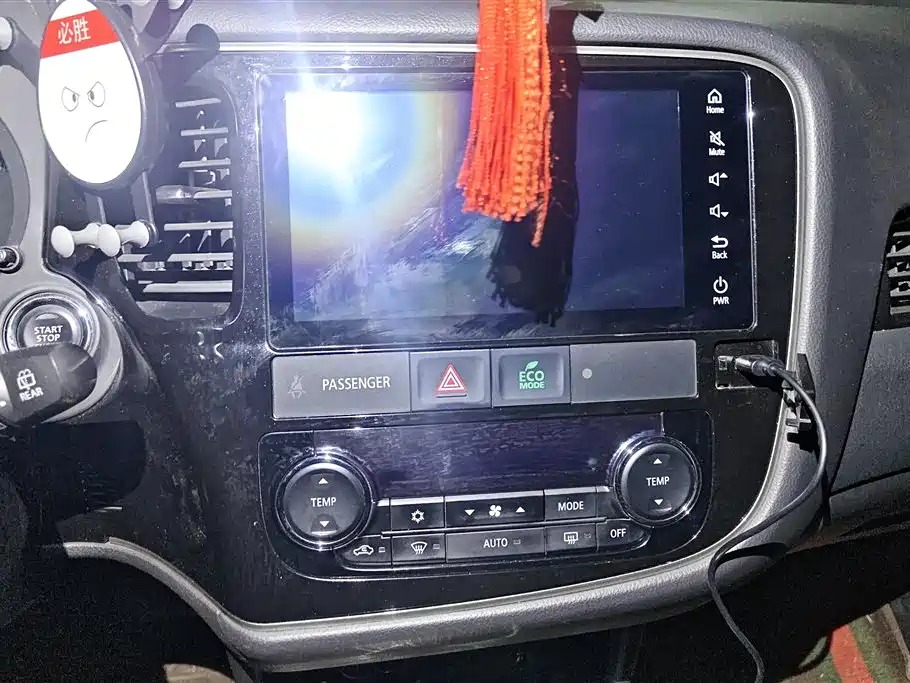 MITSUBISHI OUTLANDER