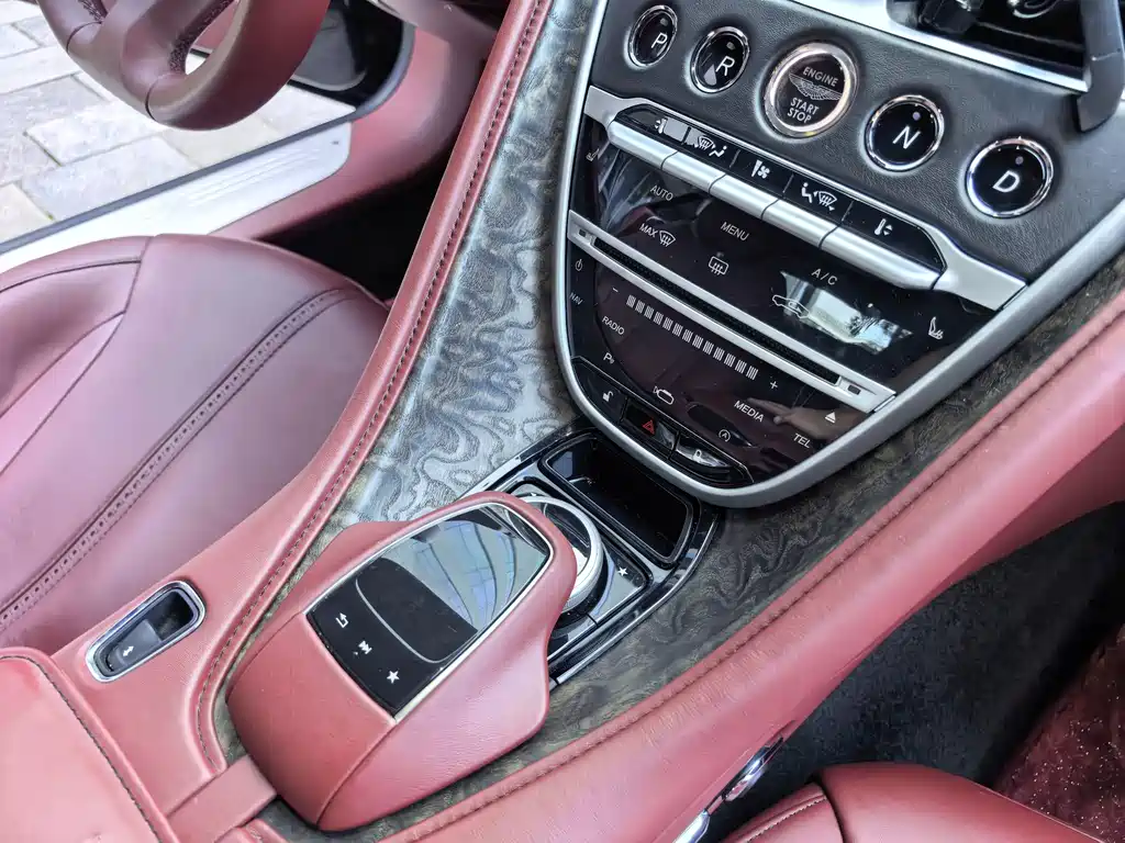 Aston Martin DB11 — миниатюра 27