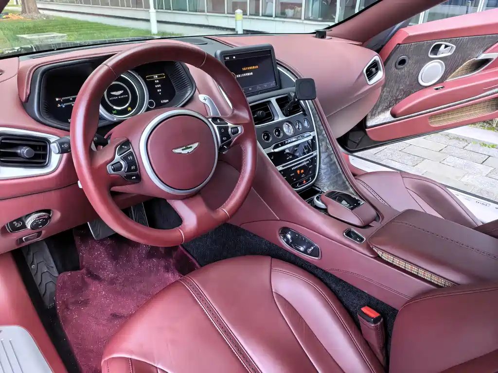Aston Martin DB11 — миниатюра 16