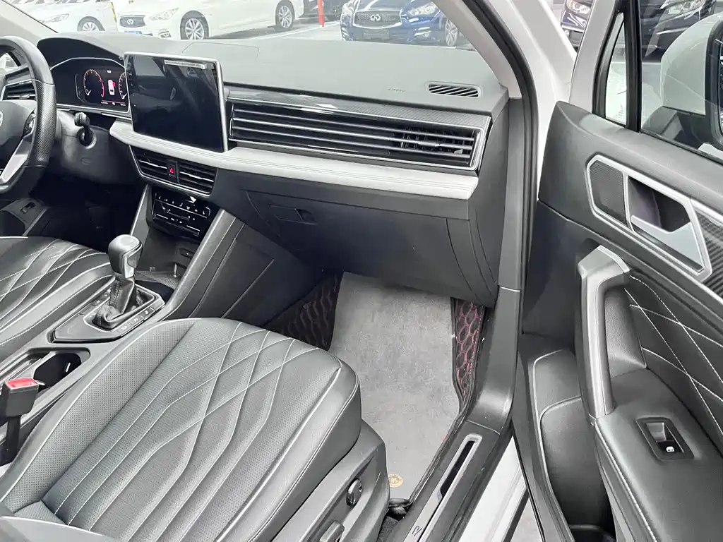 Volkswagen Tiguan L — миниатюра 11