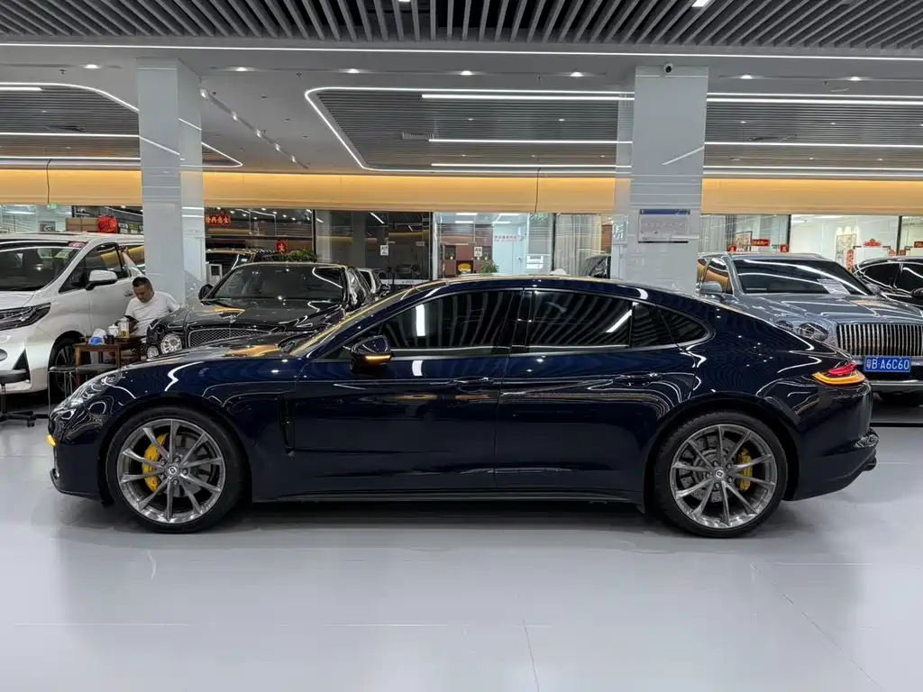 PORSCHE PANAMERA