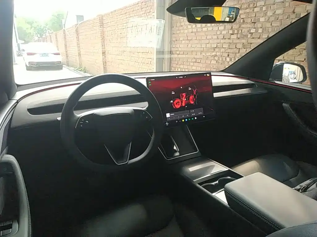 Tesla Model Y L — миниатюра 10