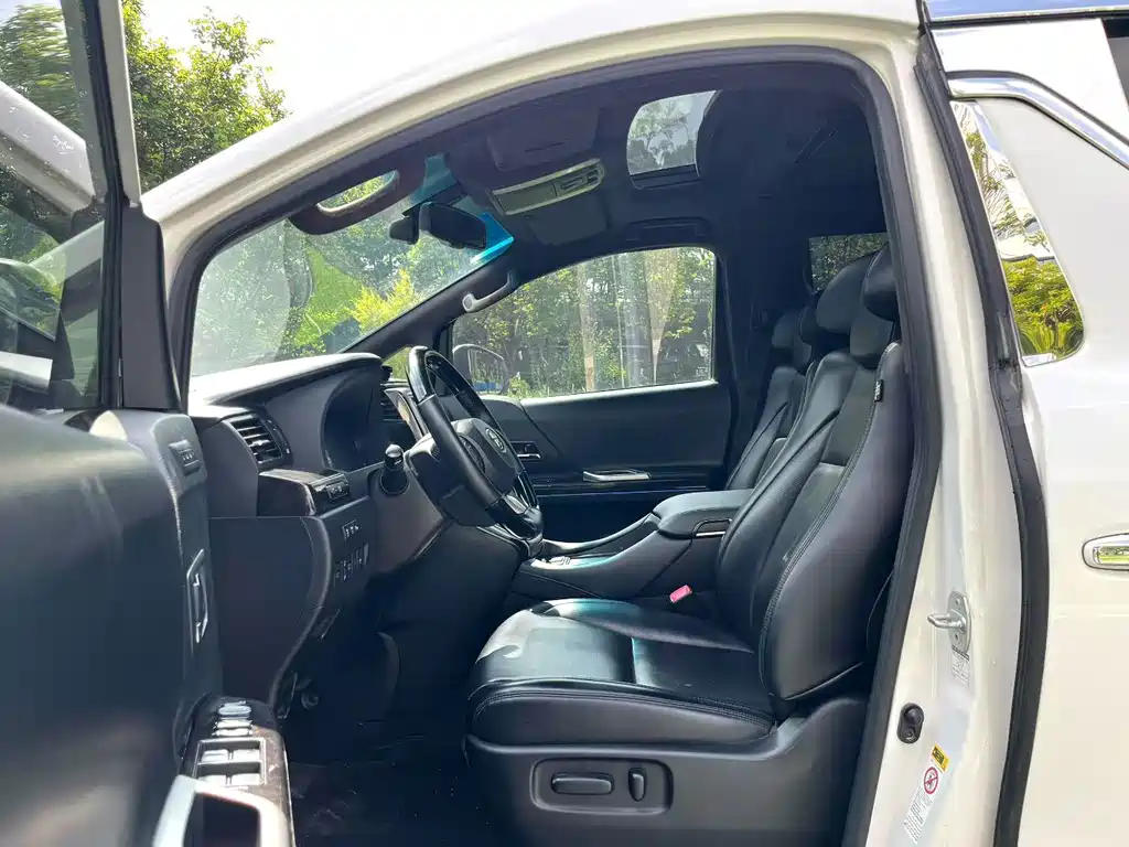 Toyota Alphard — миниатюра 6