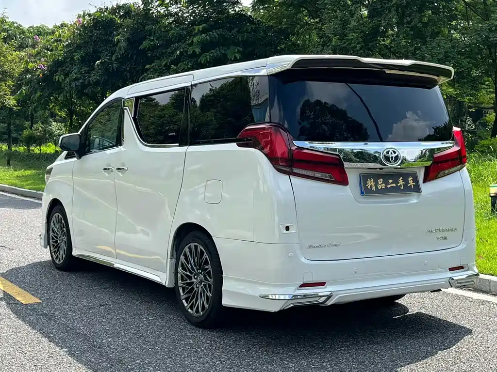 Toyota Alphard — миниатюра 8