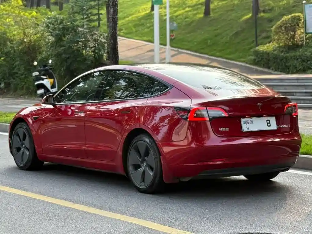 Tesla Model 3 — миниатюра 3