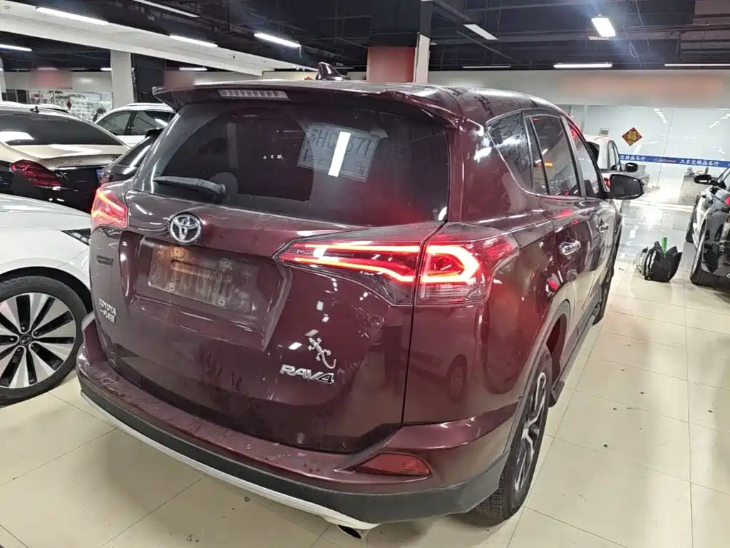Toyota RAV4 — миниатюра 7