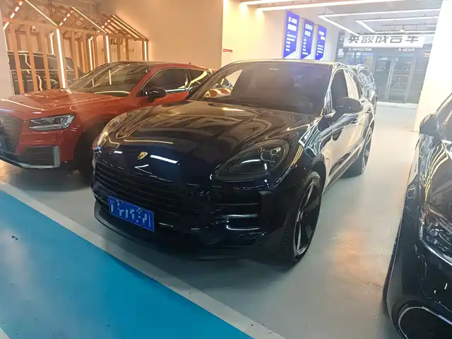 PORSCHE MACAN