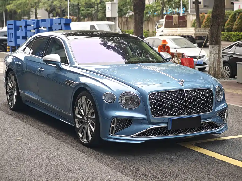 Bentley Flying Spur PHEV — миниатюра 8