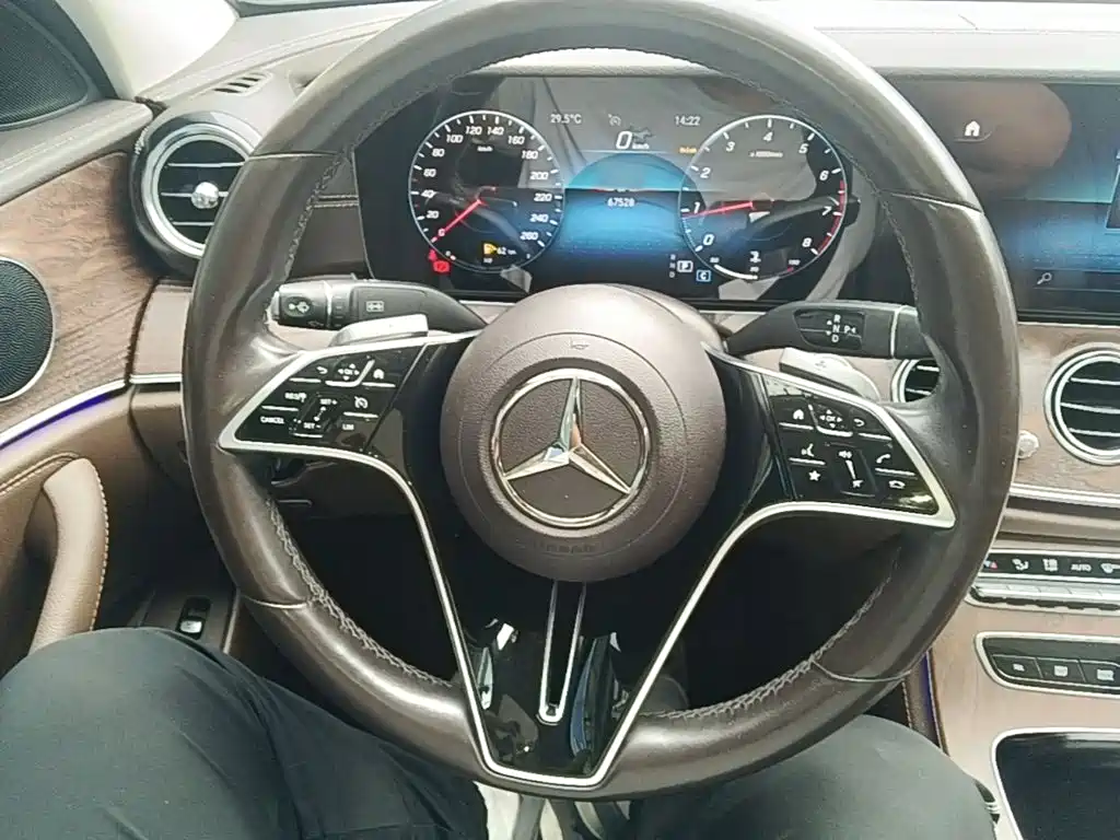 Mercedes-Benz E-Class — миниатюра 11