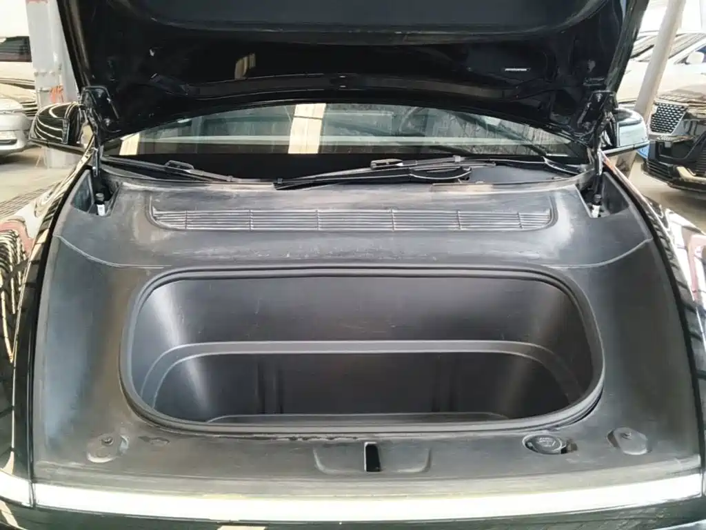 Tesla Model Y — миниатюра 20