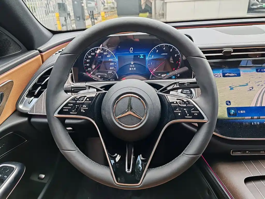 Mercedes-Benz E-Class — миниатюра 9