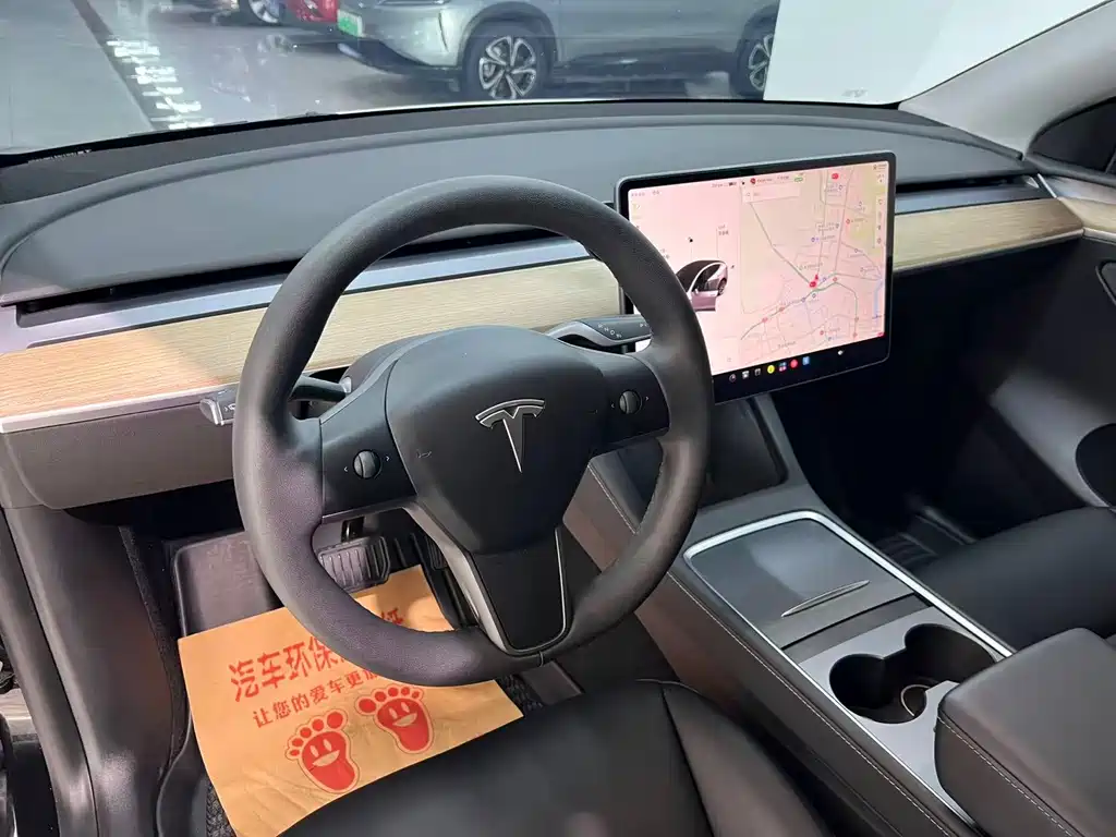 Tesla Model Y — миниатюра 7
