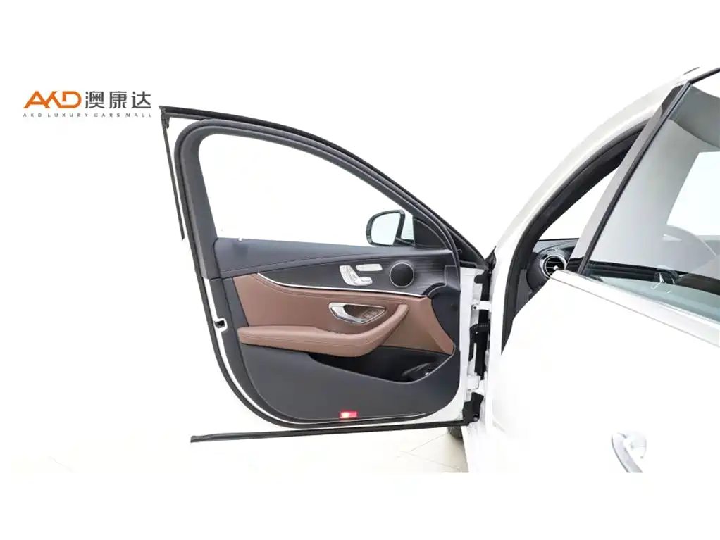 Mercedes-Benz E-Class — миниатюра 10
