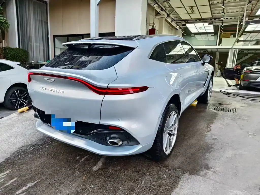 Aston Martin DBX — миниатюра 4