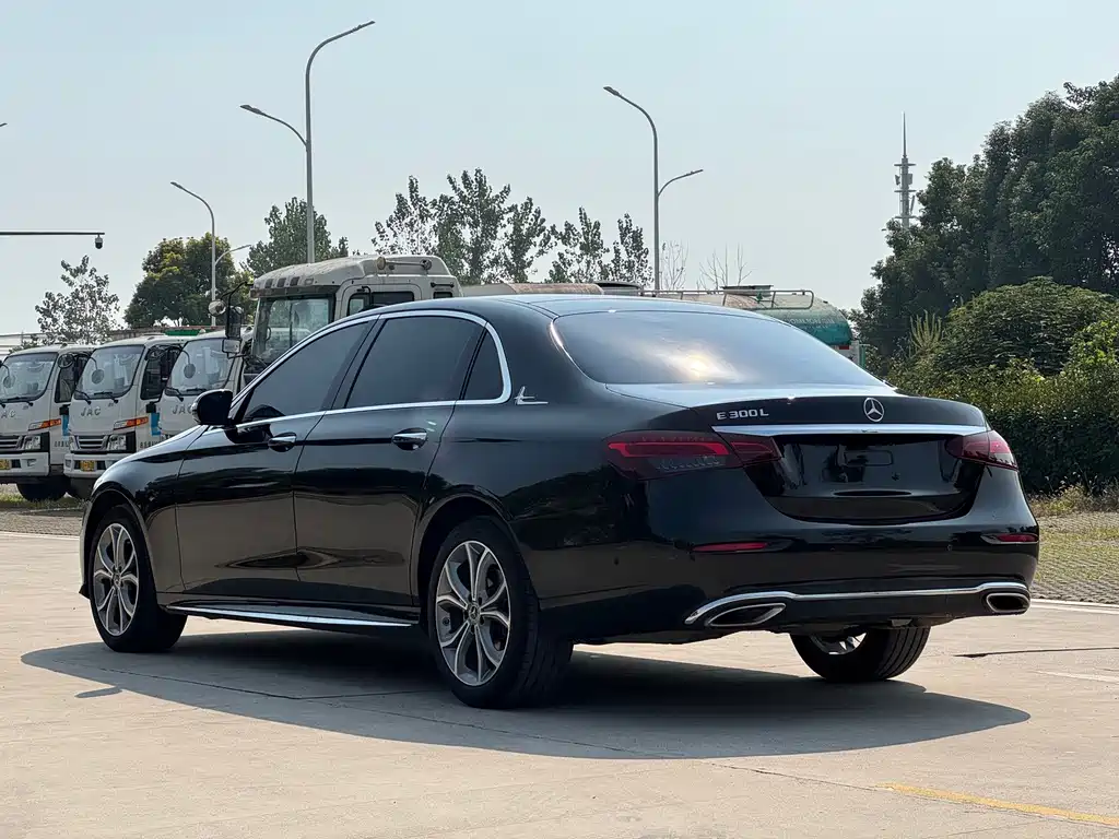 Mercedes-Benz E-Class — миниатюра 4