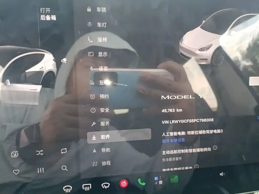 Tesla Model Y — миниатюра 12