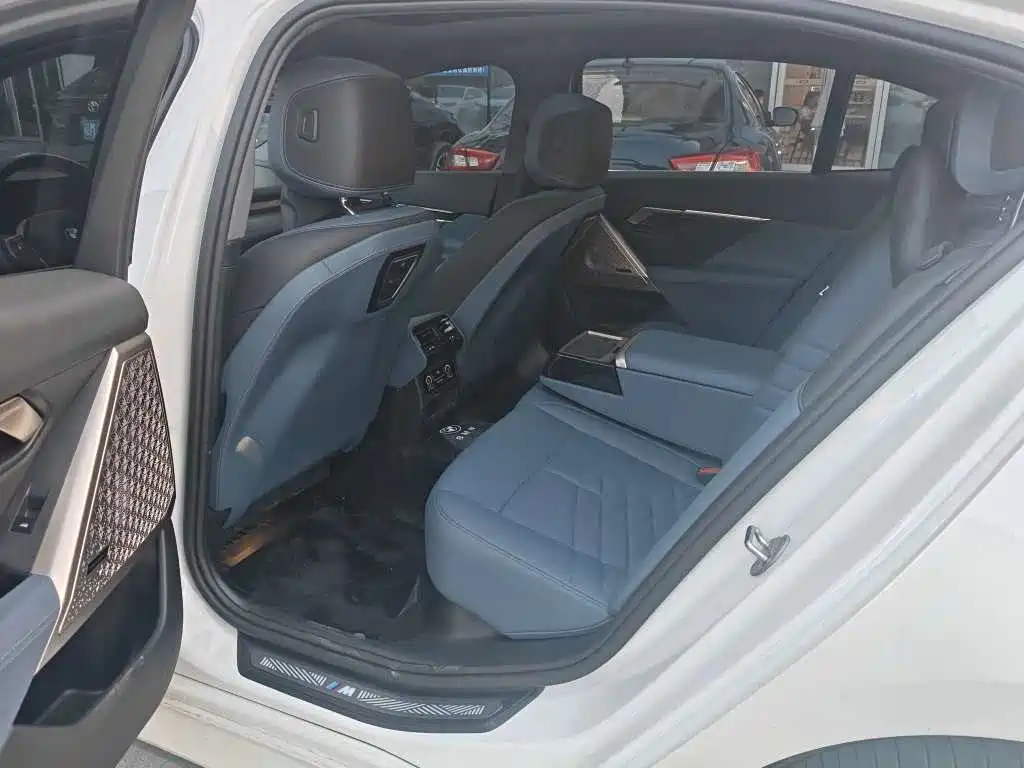 BMW 5 Series — миниатюра 6