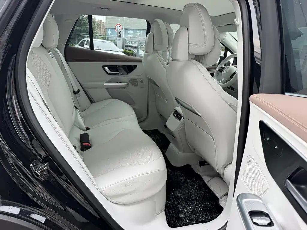 Mercedes-Benz EQE SUV — миниатюра 11