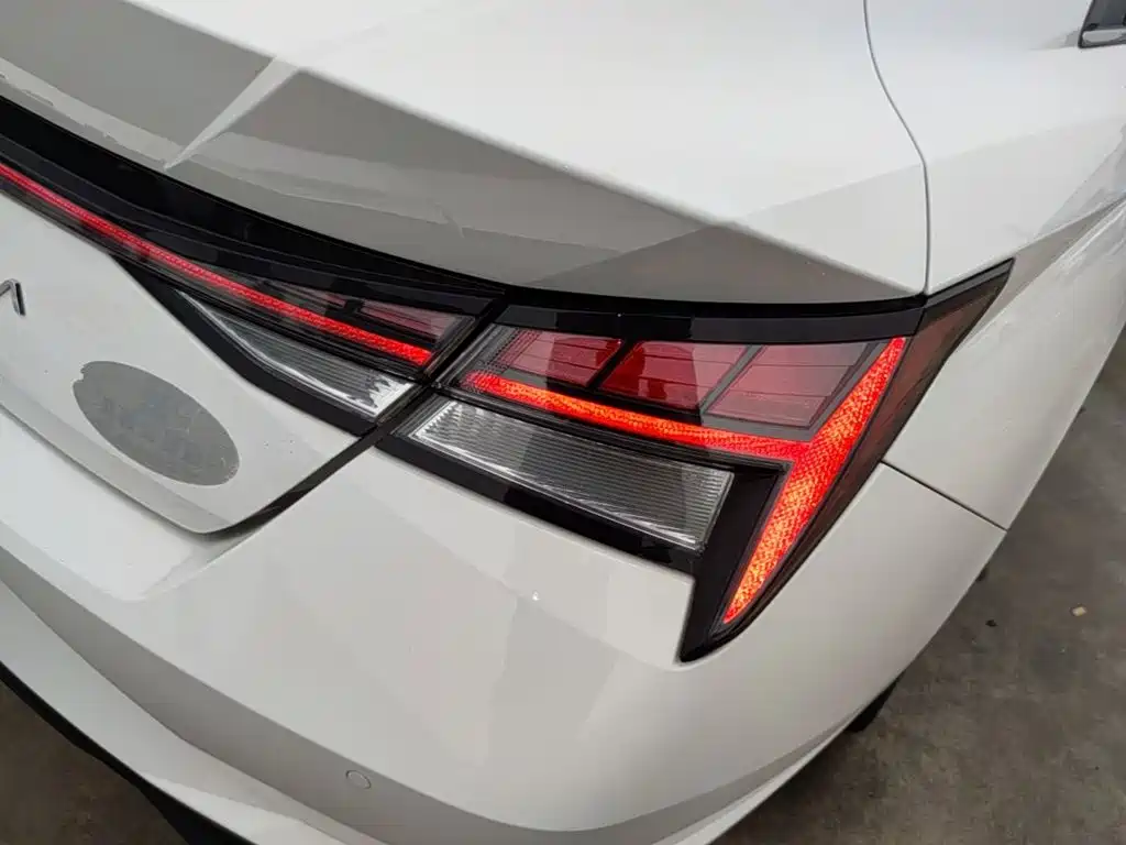 Hyundai Elantra — миниатюра 8