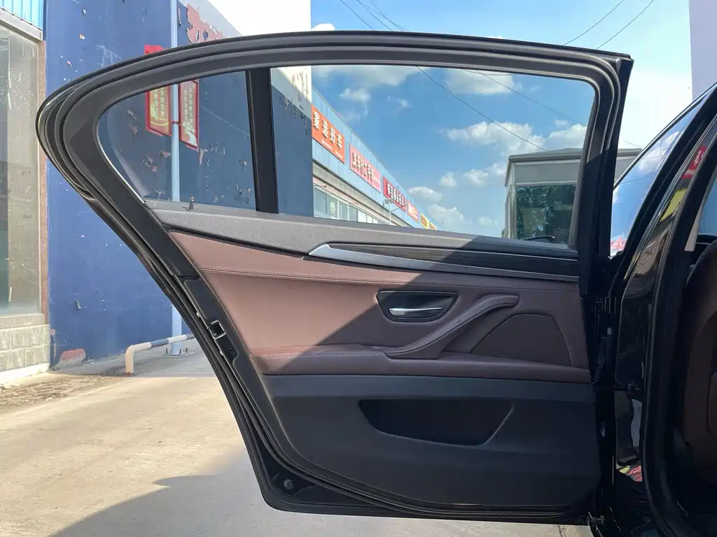 BMW 5 Series — миниатюра 10