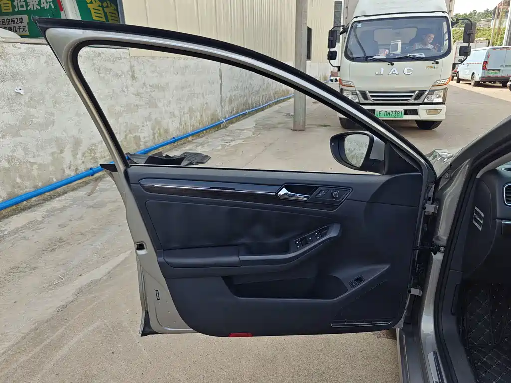 Volkswagen Sagitar — миниатюра 32