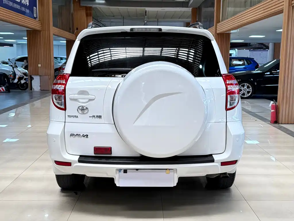 Toyota RAV4 — миниатюра 5