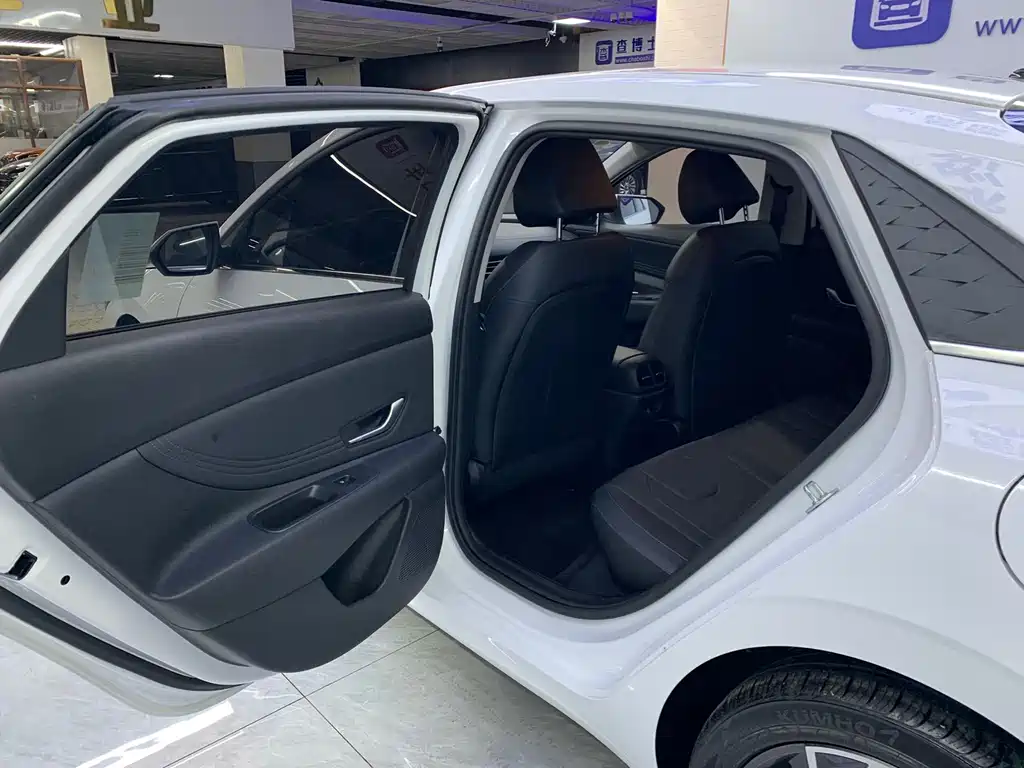 Hyundai Elantra — миниатюра 13