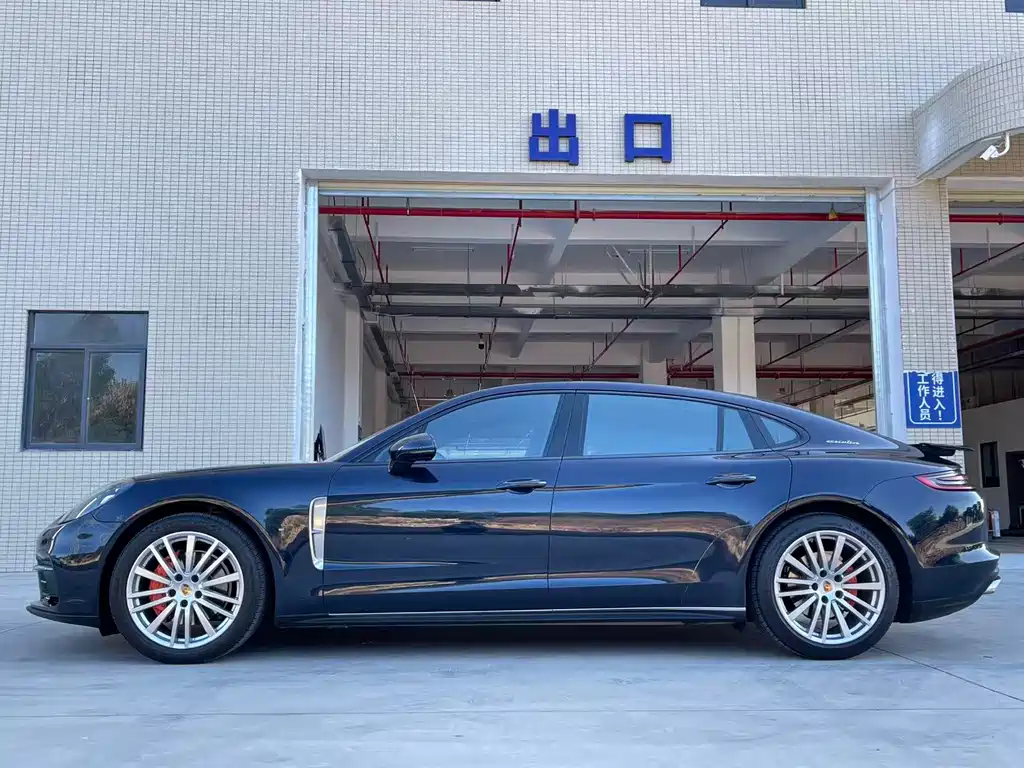 PORSCHE PANAMERA