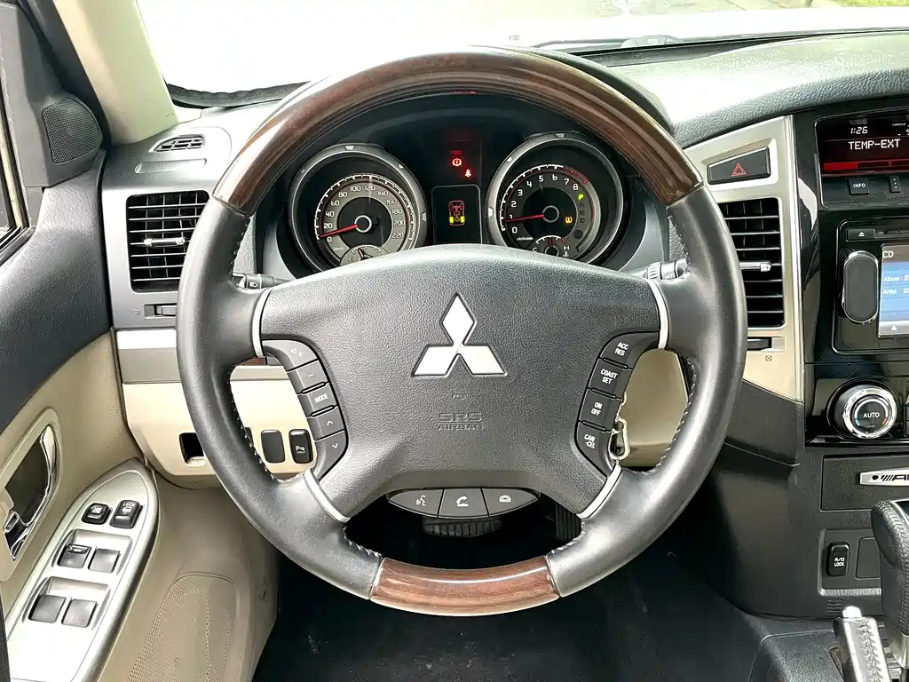 Mitsubishi Pajero (Import) — миниатюра 12