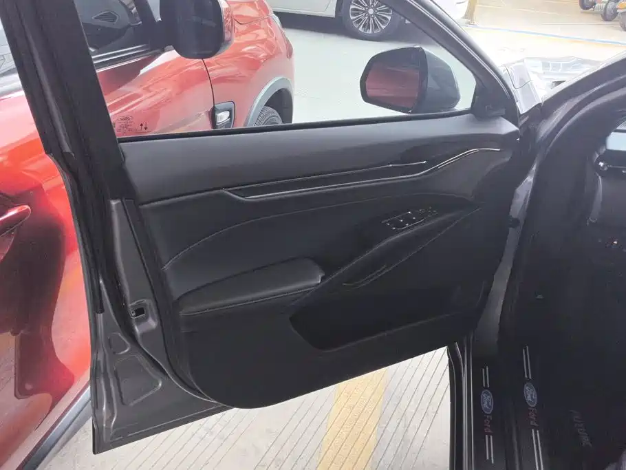 Ford Mondeo — миниатюра 7